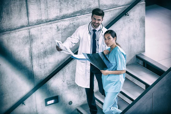 Médecin et infirmière détenant des rapports médicaux — Photo