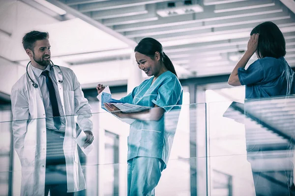 Doctor discutiendo con enfermeras — Foto de Stock