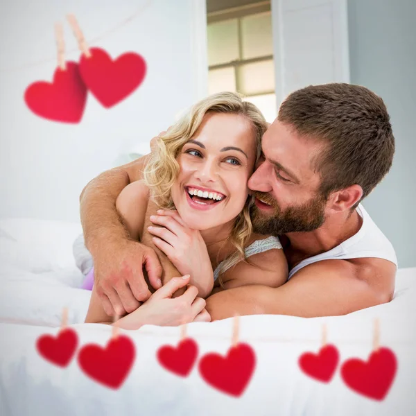 Jovem casal abraçando na cama — Fotografia de Stock