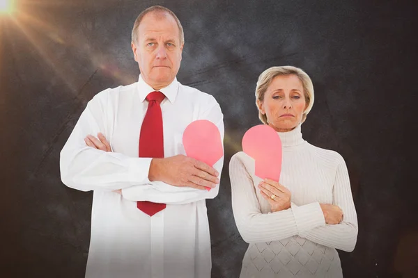 Older couple holding broken hear — Stock Photo, Image