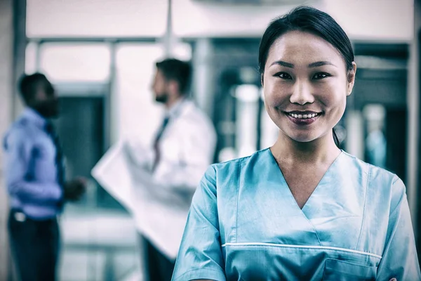 Lachende verpleegkundige in het ziekenhuis — Stockfoto