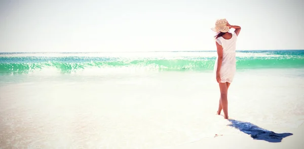 Vrouw in stro hoed op strand — Stockfoto