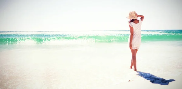 Frau mit Strohhut am Strand — Stockfoto