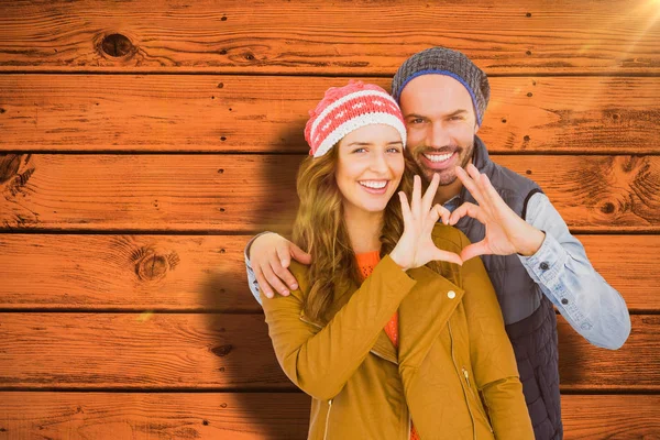 Coppia rendendo forma di cuore con le mani — Foto Stock