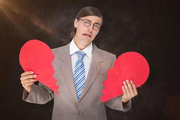 Geeky Geschäftsmann mit gebrochenem Herzen weint — Stockfoto