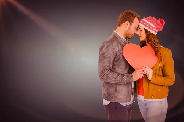 Casal segurando papel em forma de coração — Fotografia de Stock