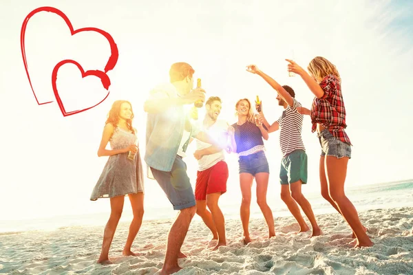 Vrienden dansen op strand — Stockfoto