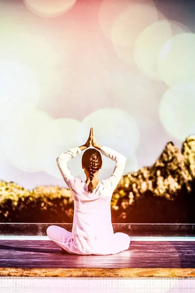 Lugn brunett gör yoga av poolen — Stockfoto