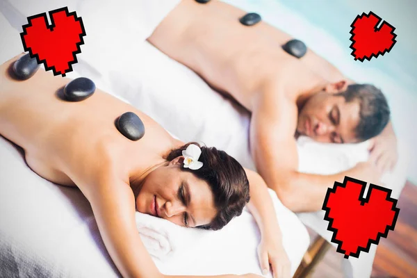 Par att få massage med varma stenar — Stockfoto