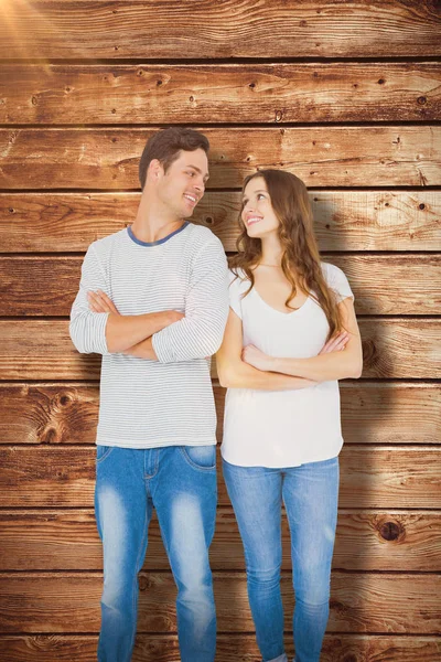 Pareja de pie con los brazos cruzados —  Fotos de Stock