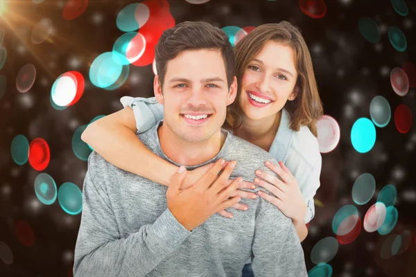 Casal abraçando com os braços ao redor — Fotografia de Stock