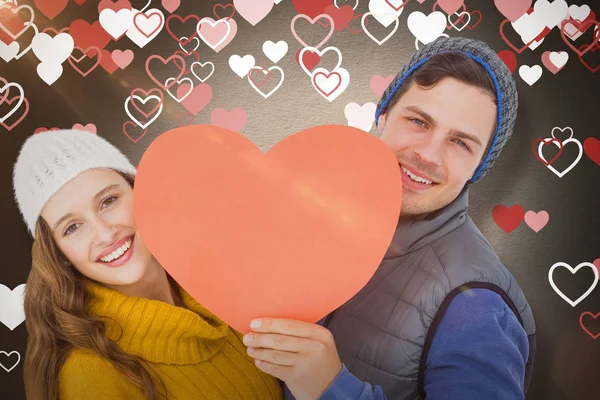 Casal segurando papel em forma de coração — Fotografia de Stock