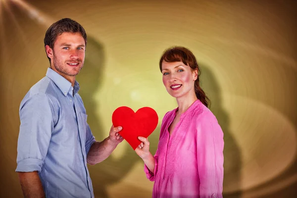 夫妇持有一颗红色的心 — 图库照片
