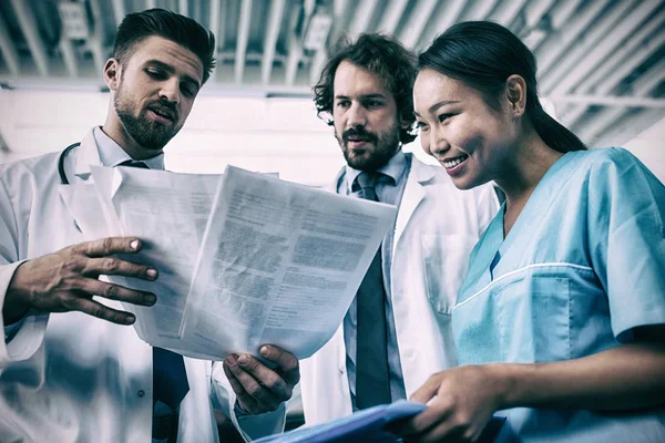 Médicos e enfermeiros em discussão — Fotografia de Stock