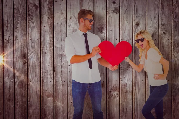 Pareja sosteniendo corazón rojo — Foto de Stock