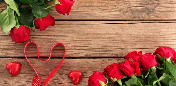 床に赤いバラ — ストック写真