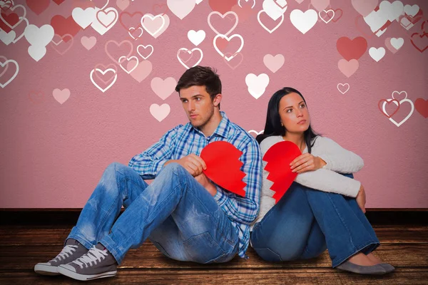 Paar zittend op de vloer met gebroken hart — Stockfoto