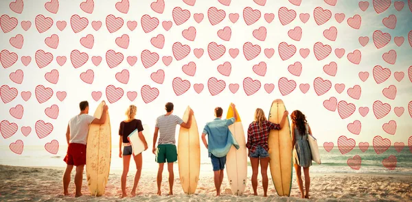 Freunde mit Surfbrett am Strand — Stockfoto