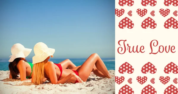 Vrouwen in bikini zonnebaden — Stockfoto