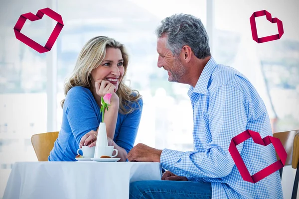 Couple romantique assis dans le restaurant — Photo