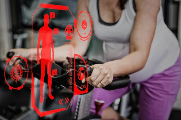 Mulher grávida usando bicicleta de exercício — Fotografia de Stock