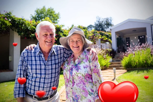 Heureux couple aîné dans le jardin — Photo