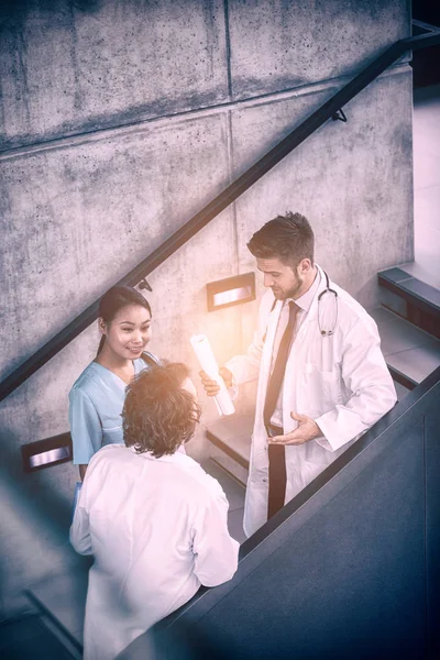 Médicos discutiendo con enfermera en escaleras —  Fotos de Stock