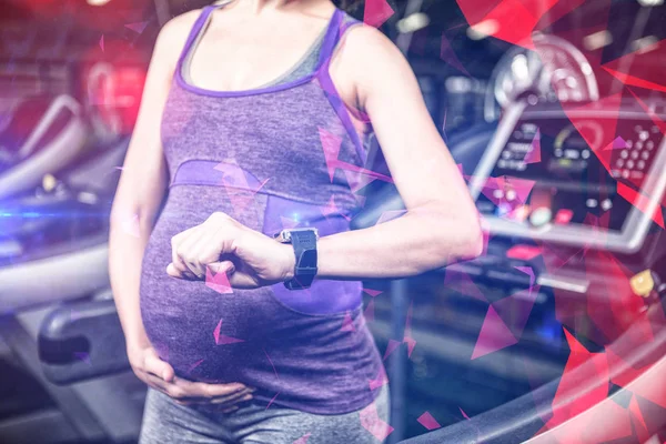 Mujer embarazada usando dispositivo inteligente — Foto de Stock