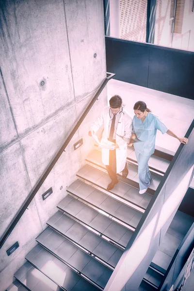 Arzt und Krankenschwester diskutieren über Bericht — Stockfoto