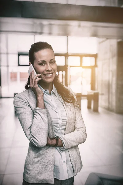 Affärskvinna pratar i mobiltelefon — Stockfoto