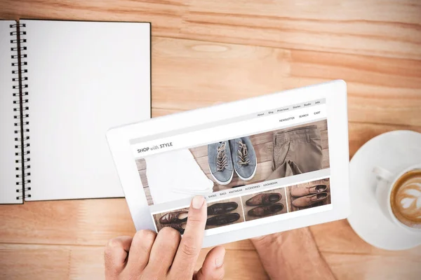 Mãos segurando tablet tela em branco — Fotografia de Stock