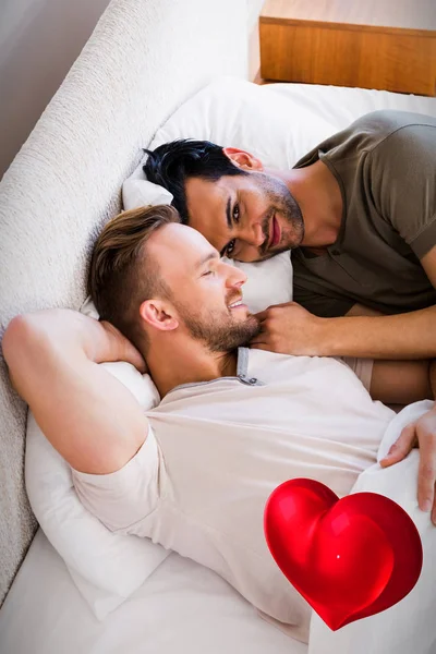 Pasangan gay berbaring di tempat tidur — Stok Foto