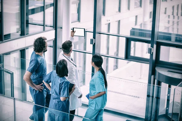 Cirurgiões e enfermeiras olhando para tablet digital — Fotografia de Stock