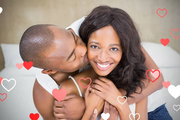 Hombre besar mujer en su mejilla —  Fotos de Stock