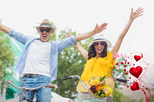 Aufgeregtes Paar mit Fahrrädern — Stockfoto