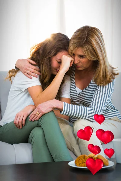 Madre hija reconfortante — Foto de Stock