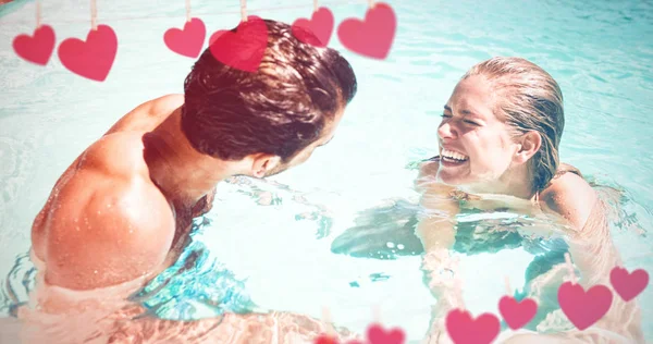 Šťastný pár se smíchem v bazénu — Stock fotografie