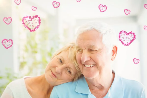 Casal sênior sorrindo em casa — Fotografia de Stock