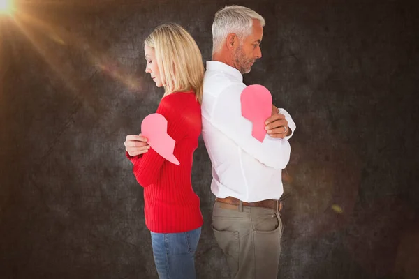 Pár se drží polovin zlomené srdce — Stock fotografie