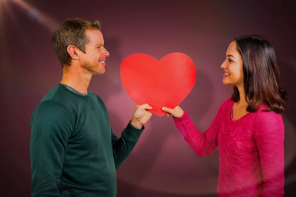Couple tenant une forme de coeur rouge — Photo
