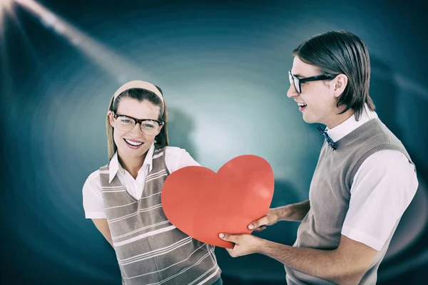 Geeky hipster ofreciendo corazón a la novia — Foto de Stock