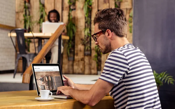 Man using laptop — Stock Photo, Image