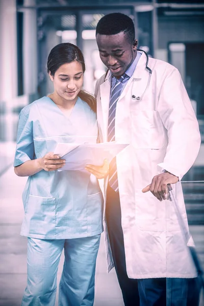 Médecin discutant avec l'infirmière sur le rapport — Photo