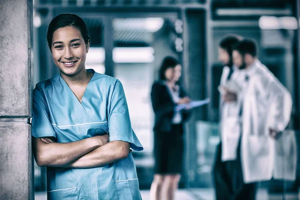 Lachende verpleegkundige permanent in het ziekenhuis — Stockfoto