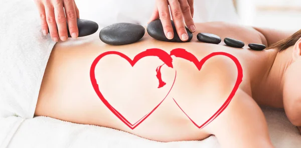 Masażysta daje masaż gorącymi kamieniami, aby kobieta — Zdjęcie stockowe