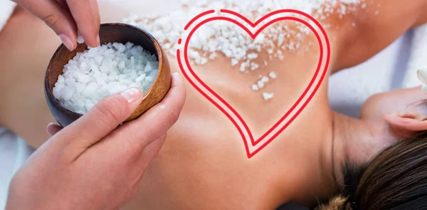 Mujer disfrutando de masaje exfoliante de sal — Foto de Stock