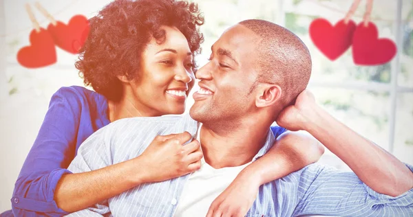 Sonriente pareja en sofá en casa — Foto de Stock