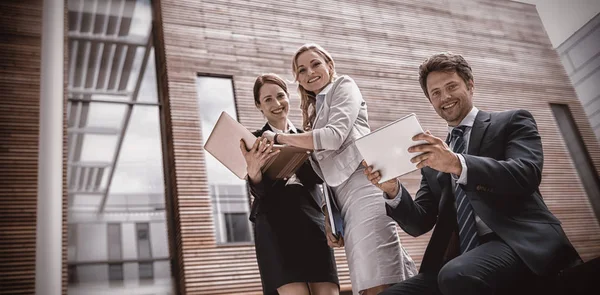 Empresarios usando laptop y tablet digital — Foto de Stock