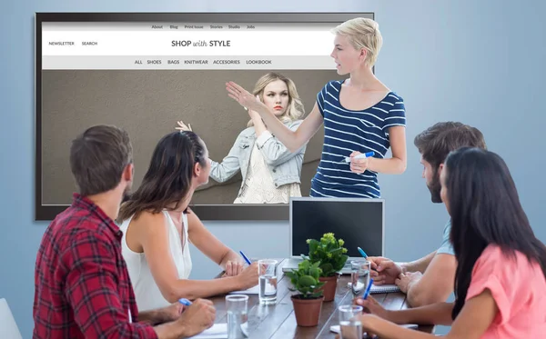 Affärskvinna ger presentation till kollegor — Stockfoto