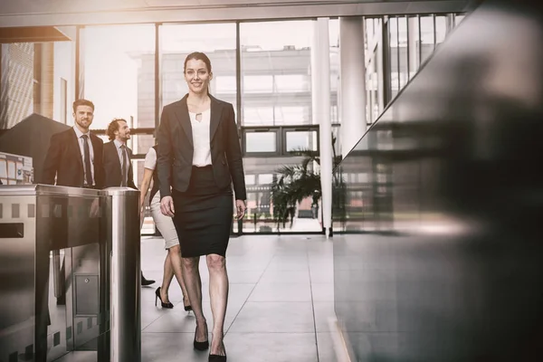 Vertrouwen zakenvrouw wandelen in office — Stockfoto